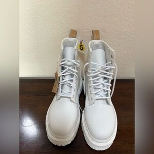 NWT Dr. Marten Boots